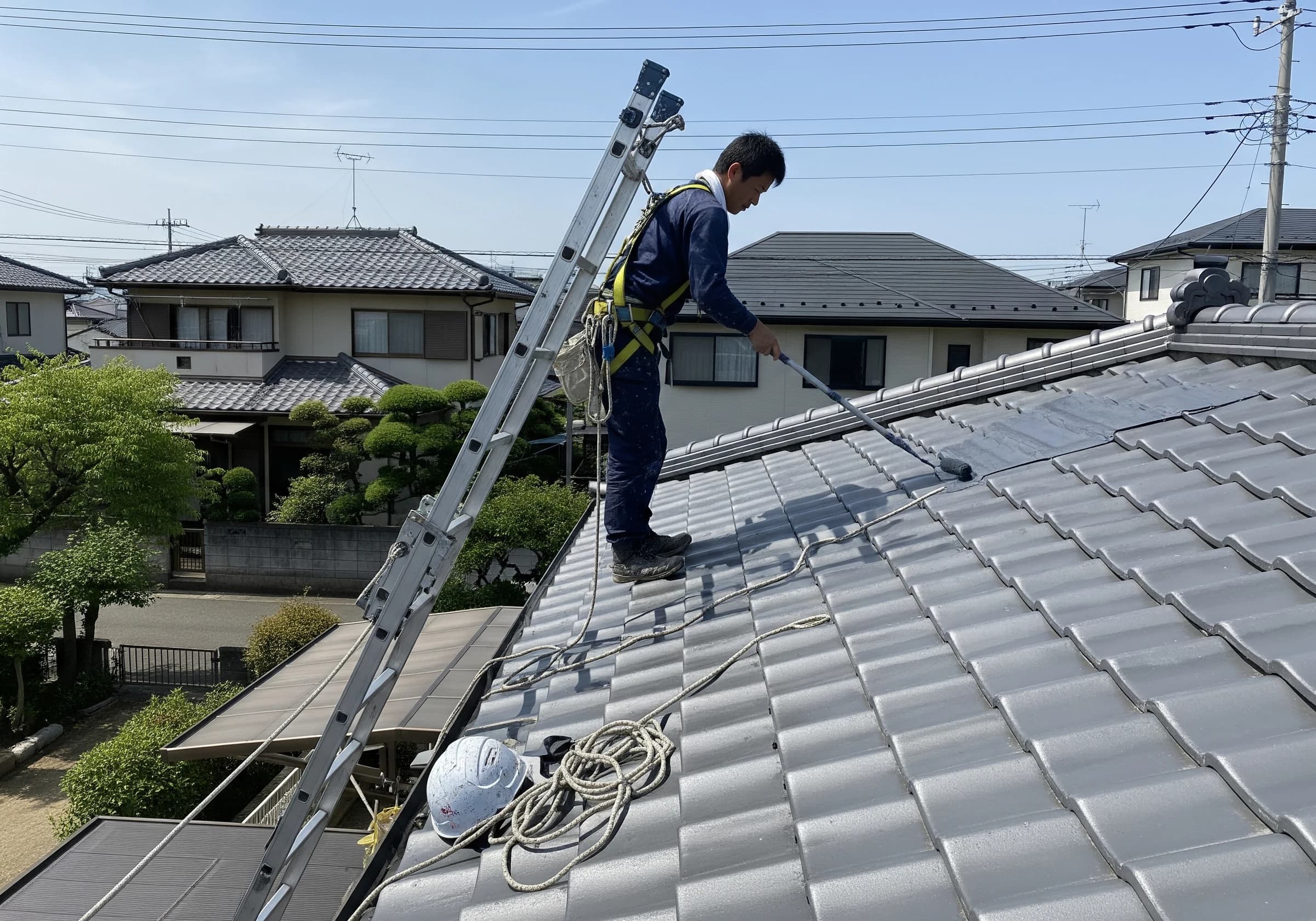 屋根塗装を行う職人